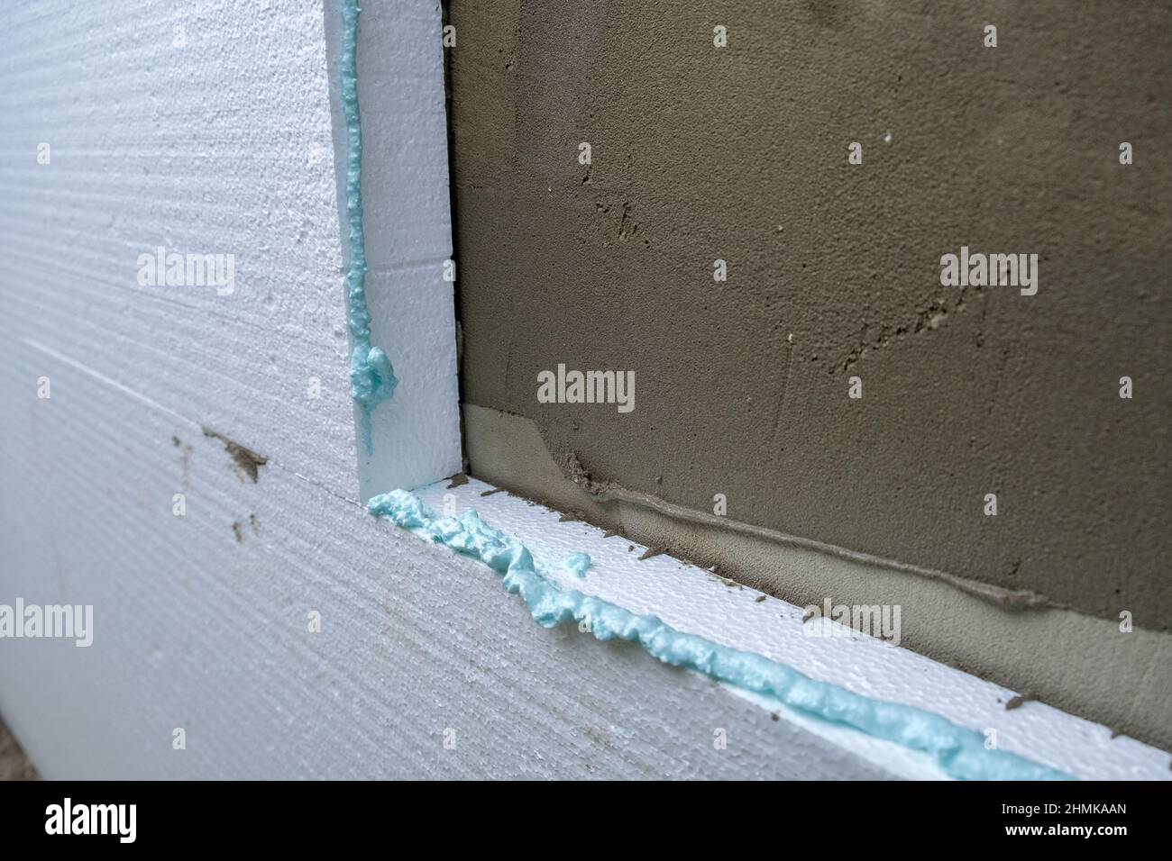 Installation de feuilles d'isolation en mousse de polystyrène sur le mur de la façade de la maison pour la protection thermique. Banque D'Images