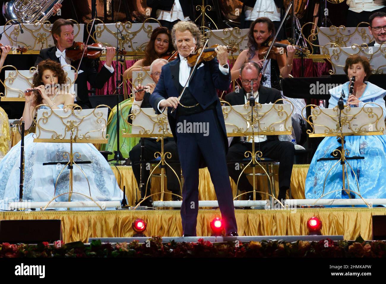 Madrid, Espagne. 10th févr. 2022. Le violoniste néerlandais André Rieu se produit lors du concert Happy Together 2022 au Centre Wizink de Madrid. Crédit : SOPA Images Limited/Alamy Live News Banque D'Images