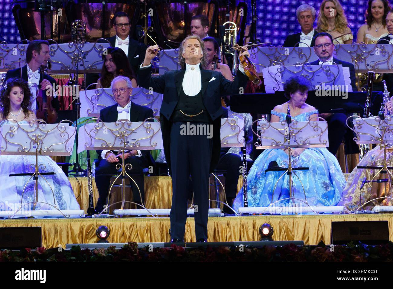 Madrid, Espagne. 10th févr. 2022. Le violoniste néerlandais André Rieu se produit lors du concert Happy Together 2022 au Centre Wizink de Madrid. (Photo par Atilano Garcia/SOPA Images/Sipa USA) crédit: SIPA USA/Alay Live News Banque D'Images