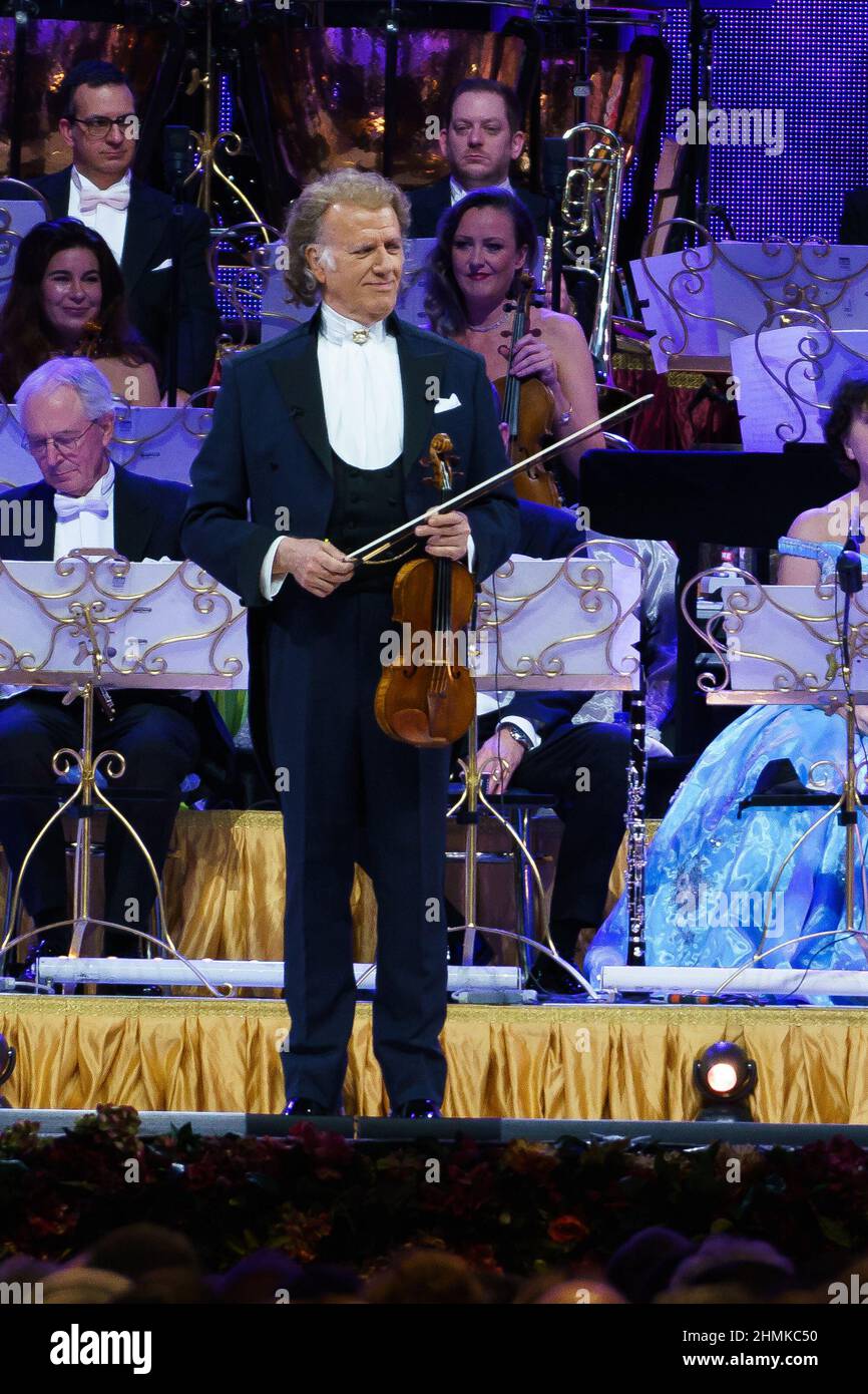 Madrid, Espagne. 10th févr. 2022. Le violoniste néerlandais André Rieu se produit lors du concert Happy Together 2022 au Centre Wizink de Madrid. (Photo par Atilano Garcia/SOPA Images/Sipa USA) crédit: SIPA USA/Alay Live News Banque D'Images