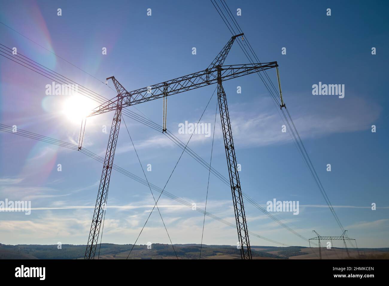 Montant en acier avec lignes électriques haute tension fournissant de l