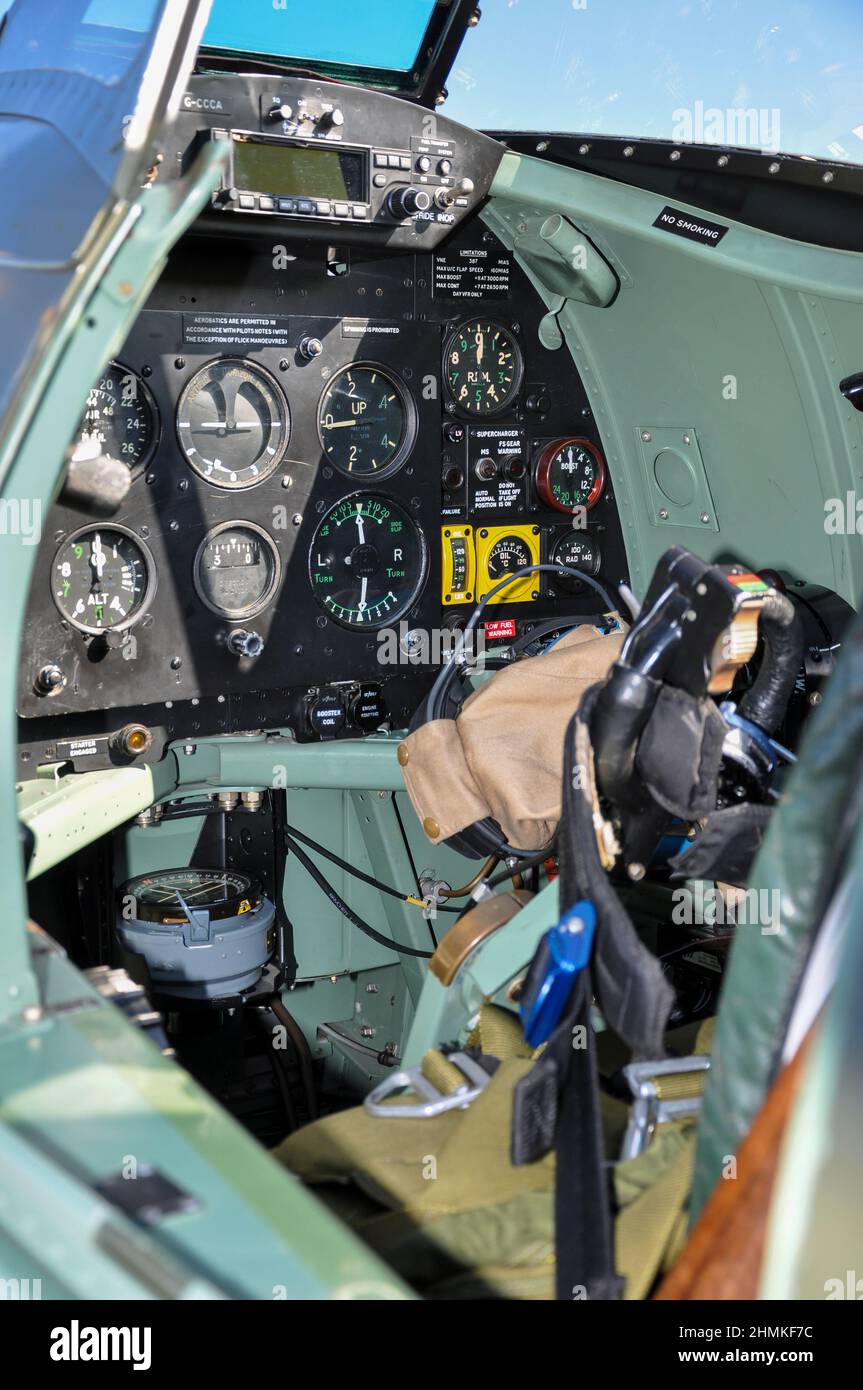 Cockpit avant de l'avion de chasse Supermarine Spitfire TR.9 PV202 (G-CCCA) de la Seconde Guerre mondiale. Spitfire converti utilisé pour le transport de passagers Banque D'Images