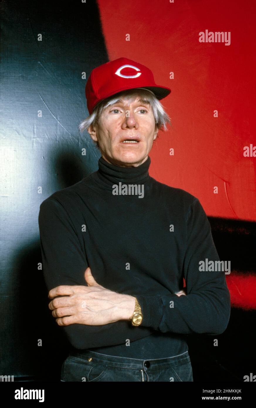 Artiste pop américain Andy Warhol (1928-1987), portrait de mi-longueur portant la casquette de baseball Cincinnati Reds, Bernard Gotfryd, 1982 Banque D'Images