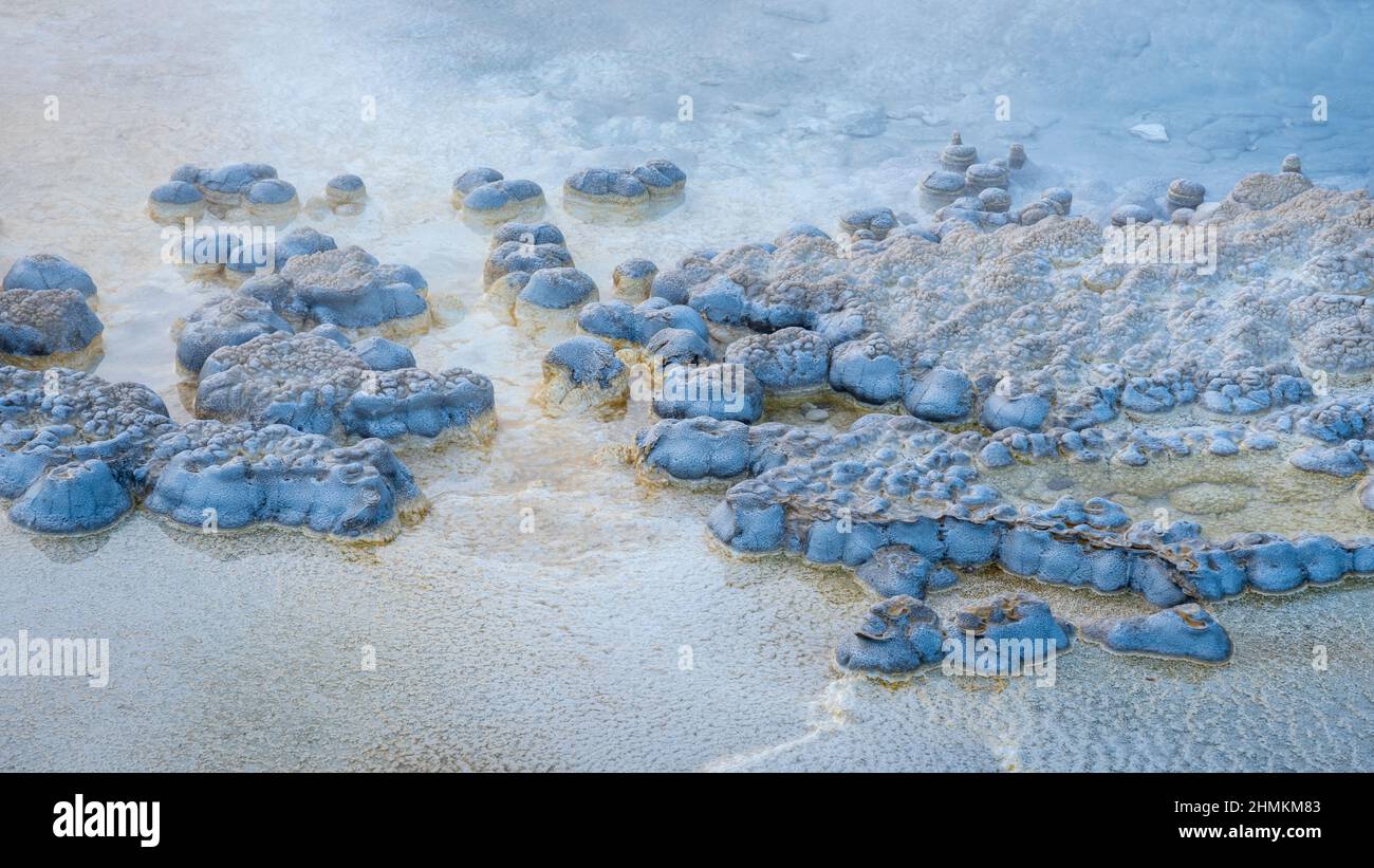 Formations dans la piscine thermale de Solitary Geyser dans le parc national de Yellowstone. Banque D'Images