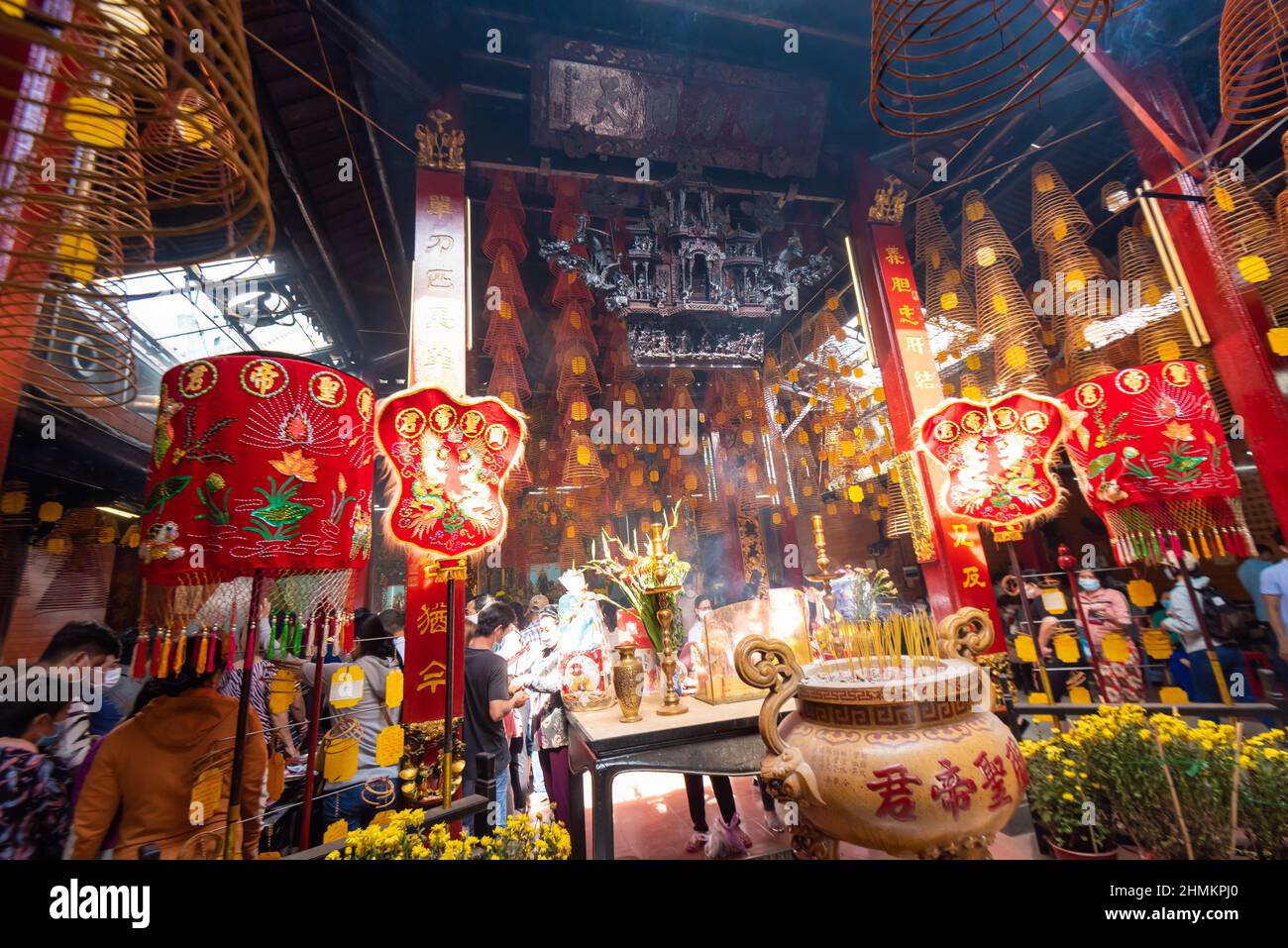 Tho les gens de ville ont besoin de poésie pour aller aux pagodes à l'occasion de la nouvelle année. C'est le temple Ong du peuple chinois Banque D'Images