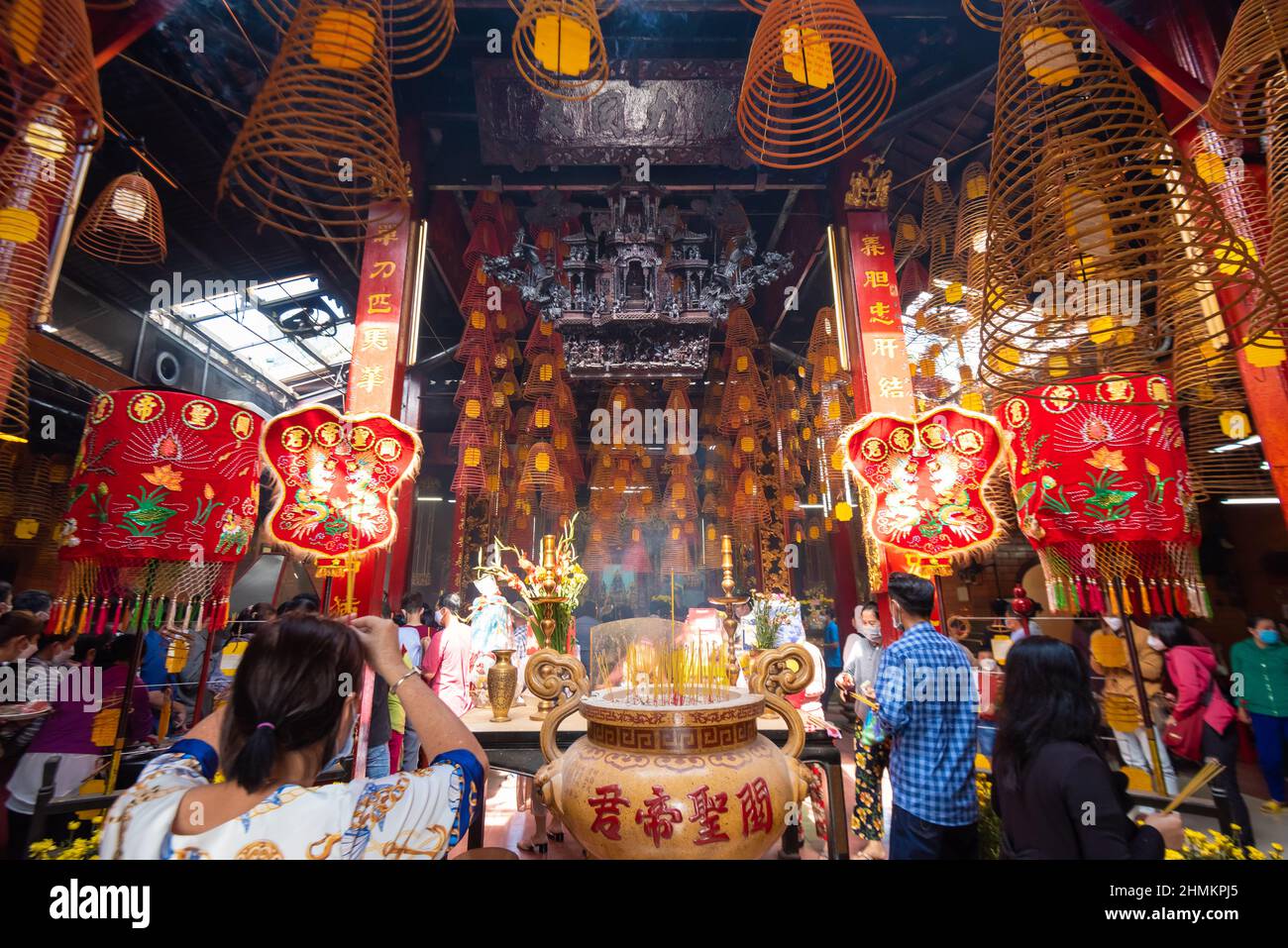 Tho les gens de ville ont besoin de poésie pour aller aux pagodes à l'occasion de la nouvelle année. C'est le temple Ong du peuple chinois Banque D'Images