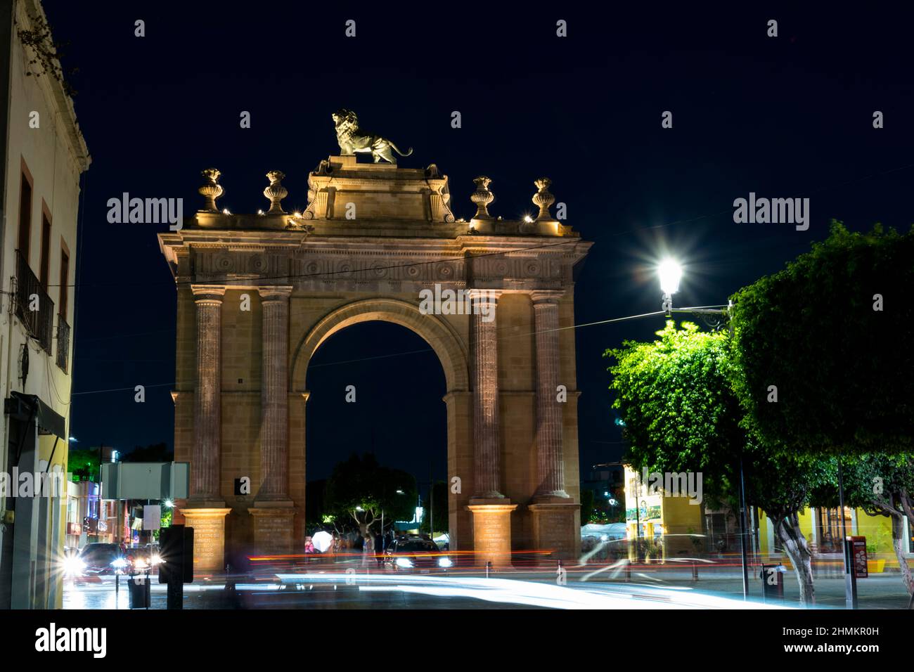 Leon Guanajuato, Mexique - 11 mai 2019 : arc de la passerelle de nuit. Banque D'Images