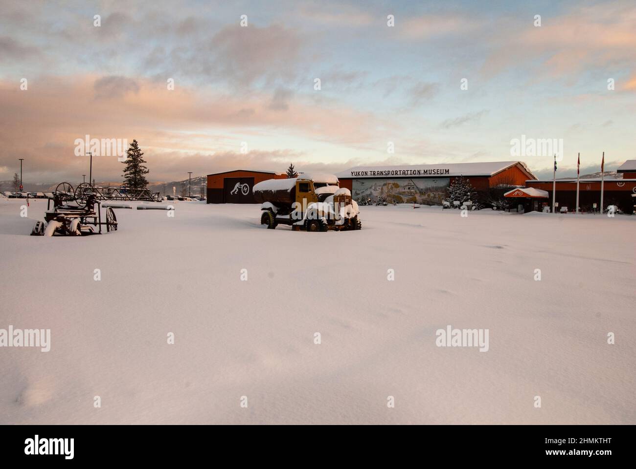 Véhicules d'époque au Musée des transports du Yukon à Whitehorse, au Yukon, au Canada Banque D'Images