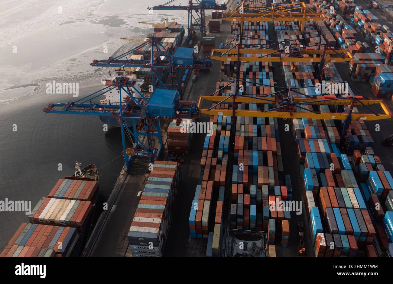 Vladivostok, Russie - 26 janvier 2022 : Vue de dessus du terminal des conteneurs du port maritime.En hiver, un bateau à conteneurs est en train de charger à l'embarcadère. Banque D'Images