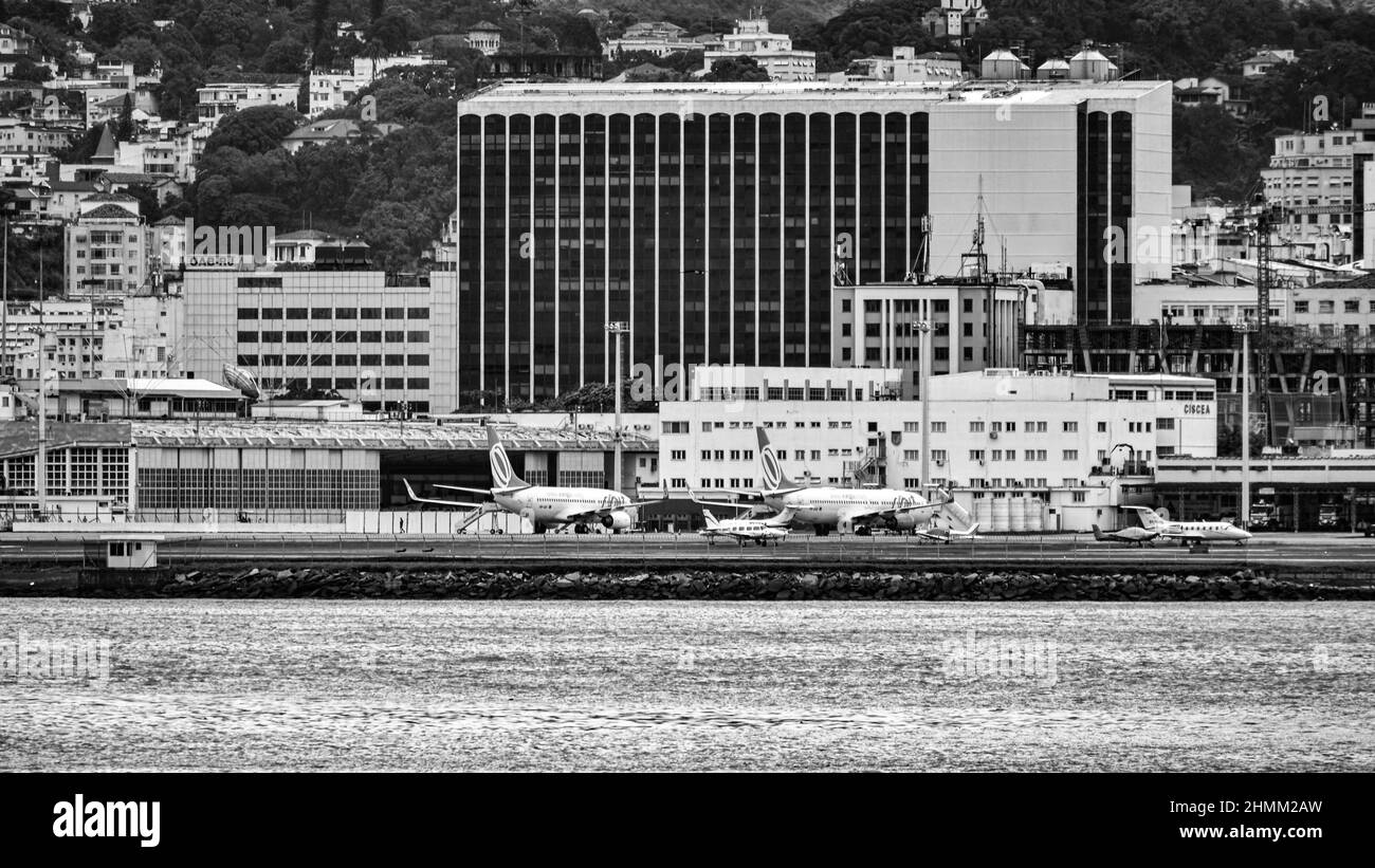 Rio de Janeiro, Brésil - VERS 2020 : transport aérien commercial brésilien sur la piste de l'aéroport national Santos Dumont Banque D'Images