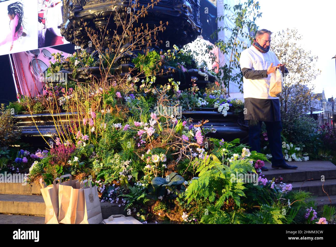 Des plantes et des fleurs couvrent la fontaine commémorative Shaftesbury, souvent connue sous le nom d'« Eros », à Piccadilly Circus, Londres, Royaume-Uni. Pour une journée le 10th février 2022, cette annonce a annoncé une expérience de réalité augmentée Green Planet qui a ouvert ses portes à Piccadilly Circus le 11th février 2022. Parmi les partenaires et les partisans de ce projet figurent BBC Earth, EE, Crown Estate, Factory 42, Kew Royal Botanic Gardens, Talesmith et dimension. Le projet propose la réservation de billets gratuits en ligne et dure jusqu'au 9th mars 2022. Adam, ambassadeur du projet, se tient devant la statue, prêt à informer les passants. Banque D'Images