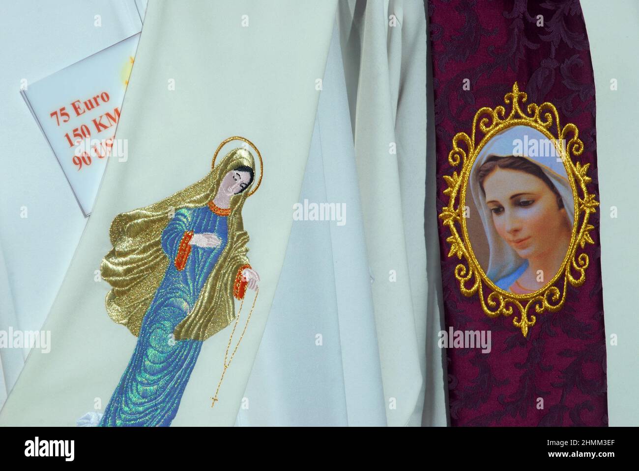 Boutique vendant des statues de la Vierge Marie et d'autres produits et cadeaux catholiques, Medjugorje, Bosnie-Herzégovine. Banque D'Images