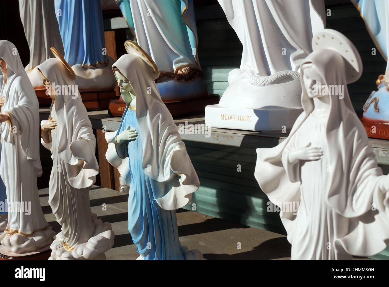 Boutique vendant des statues de la Vierge Marie et d'autres produits et cadeaux catholiques, Medjugorje, Bosnie-Herzégovine. Banque D'Images