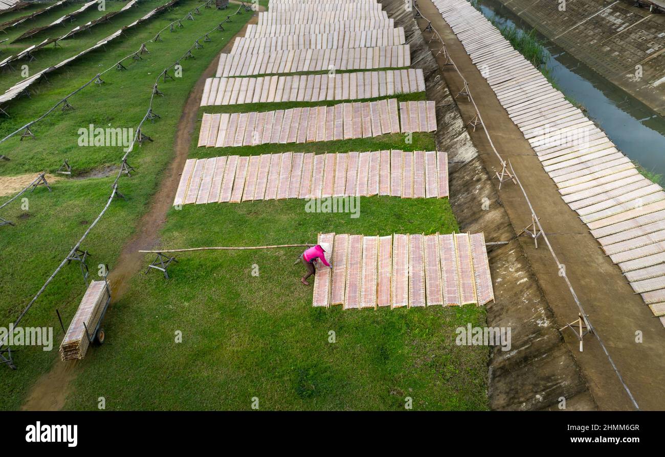 An Nhon Town, province de Binh Dinh, Vietnam - 3 janvier 2022: Les agriculteurs sèchent le papier de riz sur le terrain, une étape après la fabrication du papier de riz dans une ville de Nhon, Binh Banque D'Images