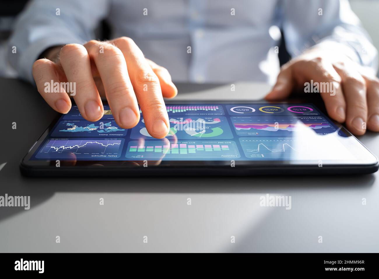 Analyste financier utilisant la technologie analytique sur tablette Banque D'Images