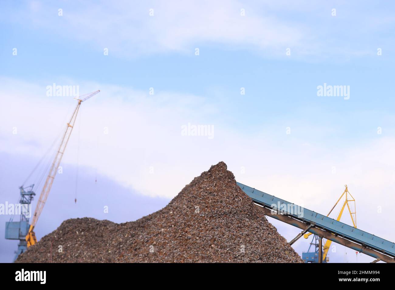 Le métal est comprimé et écrasé dans une usine de recyclage située sur les quais de Belfast, en Irlande du Nord, où il est préparé pour l'exportation. Banque D'Images