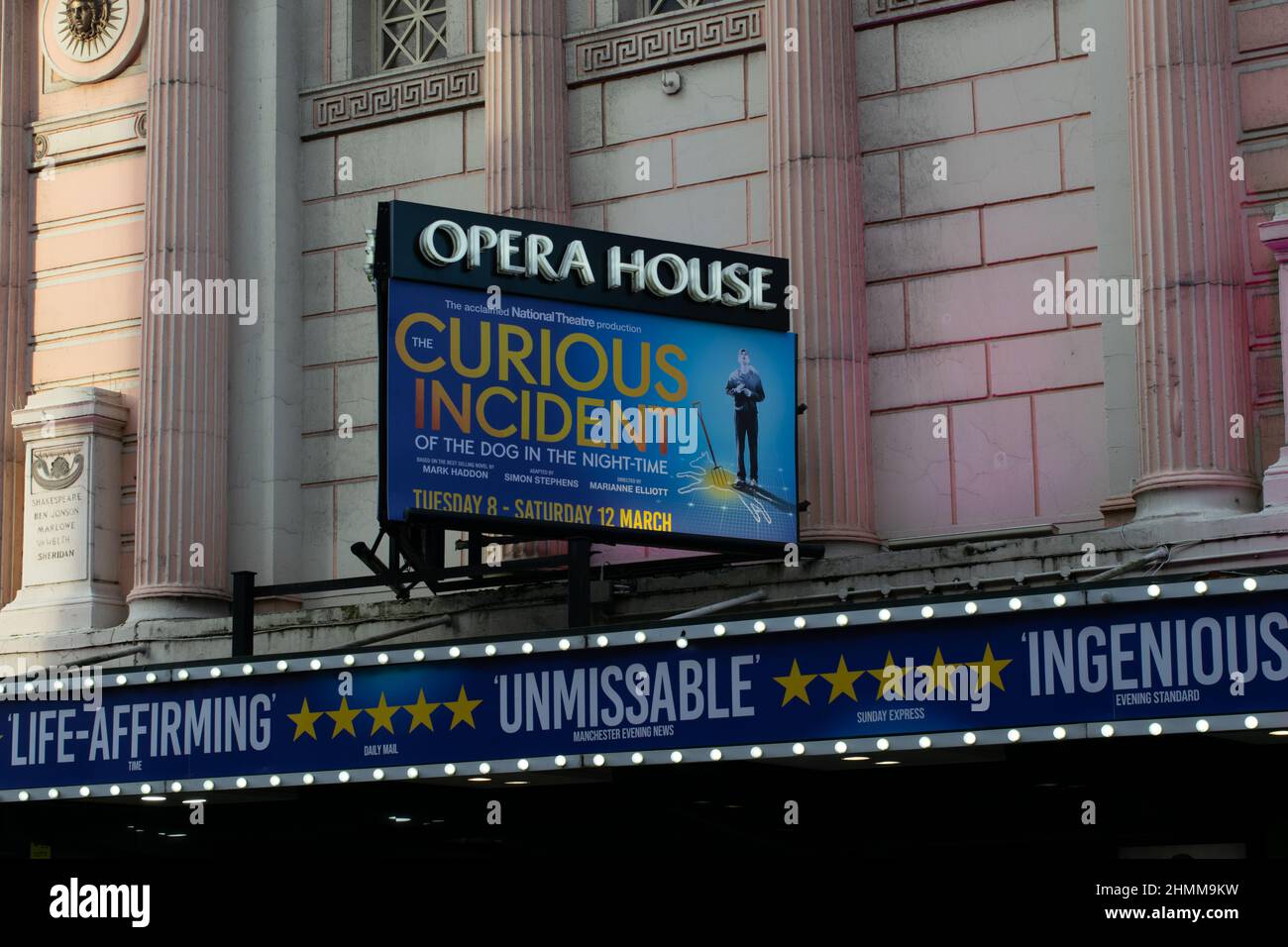 Opera House Manchester devant le théâtre avec le panneau pour l'incident curieux du chien dans la nuit Banque D'Images