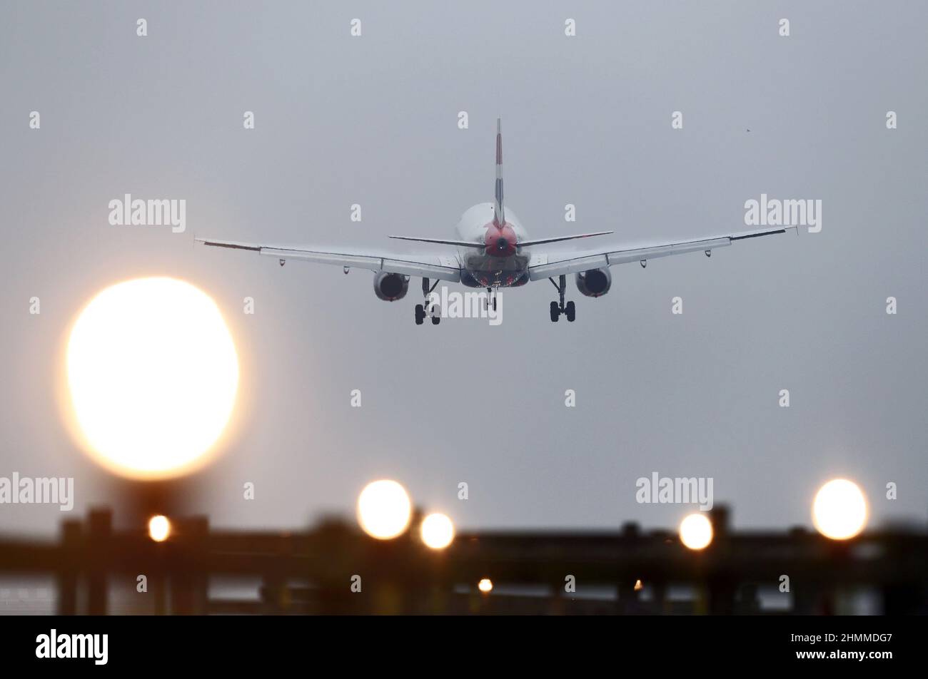 Photo du dossier datée du 19/12/16 de l'atterrissage de l'avion à l'aéroport de Gatwick qui a annoncé qu'il rouvrira son terminal sud le mois prochain, pour répondre à la forte demande attendue pour les voyages aériens cet été. Le terminal est inactif depuis juin 15 2020 pour réduire les coûts pendant la pandémie du coronavirus. Date de publication : vendredi 11 février 2022. Banque D'Images