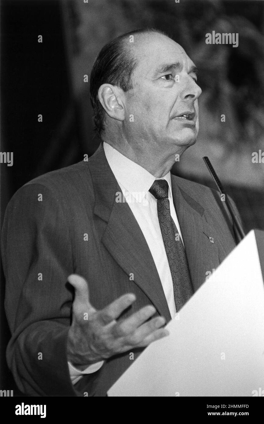 Jacques Chirac, député du RPR (parti politique de centre-droit), maire de Paris et candidat à l'élection présidentielle de 1995, ici lors de sa campagne électorale à Reims (Nord-est de la France) le 1995/04/13 Banque D'Images