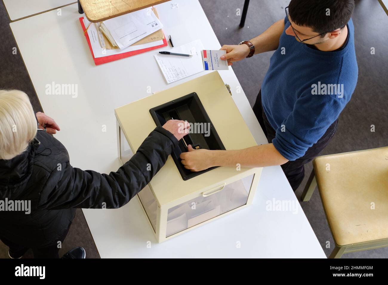 Bureau de vote: Femme insérant l'enveloppe contenant son bulletin de vote dans l'urne à l'occasion du deuxième tour de l'élection présidentielle, le 2017/05/07 Banque D'Images