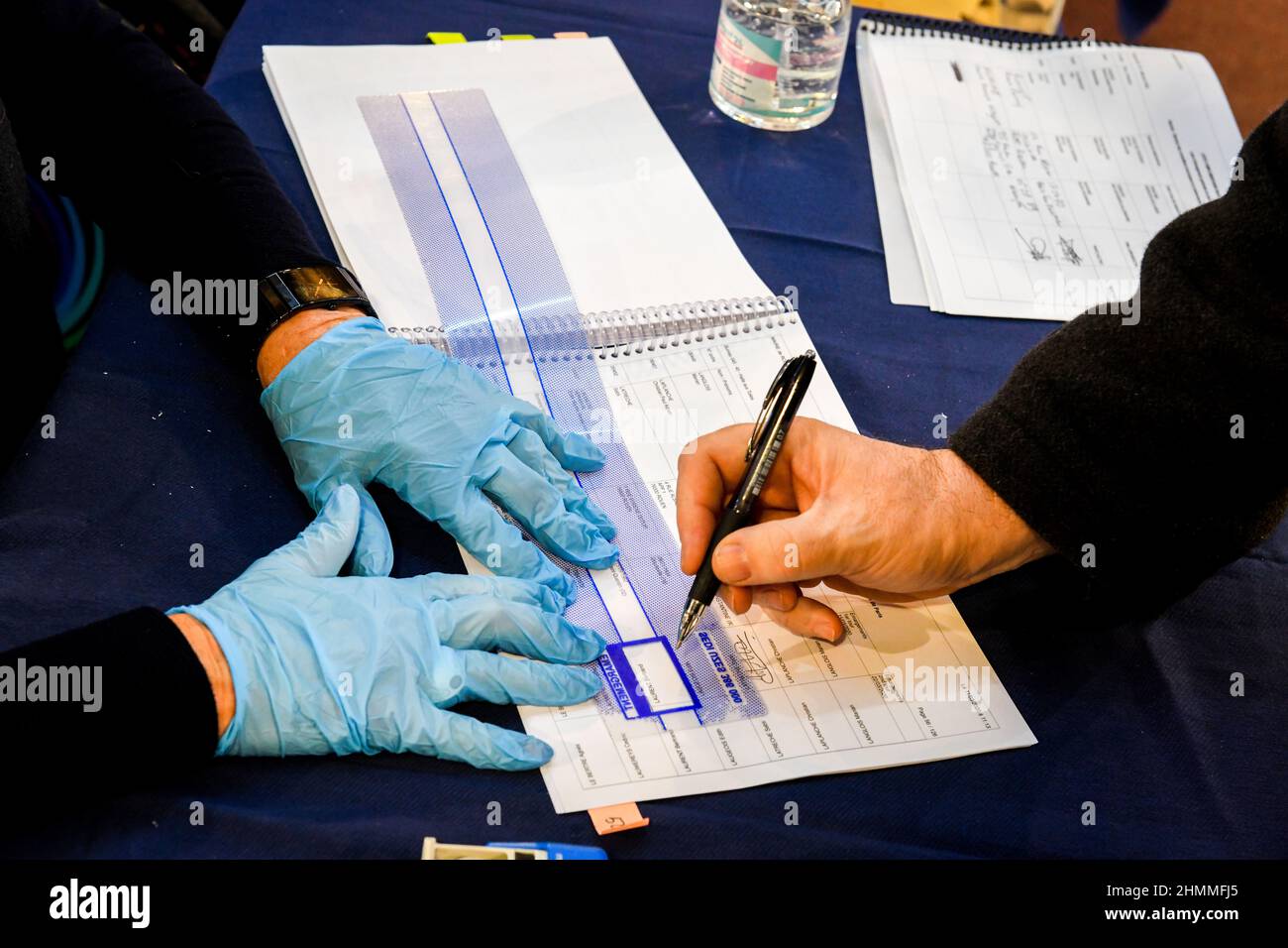 Élections locales : bureau de vote à Rouen (nord de la France) le 15 mars 2020. L'évaluateur doit porter des gants d'élimination pour faire signer les personnes après qu'elles ont fait leur bulletin de vote Banque D'Images