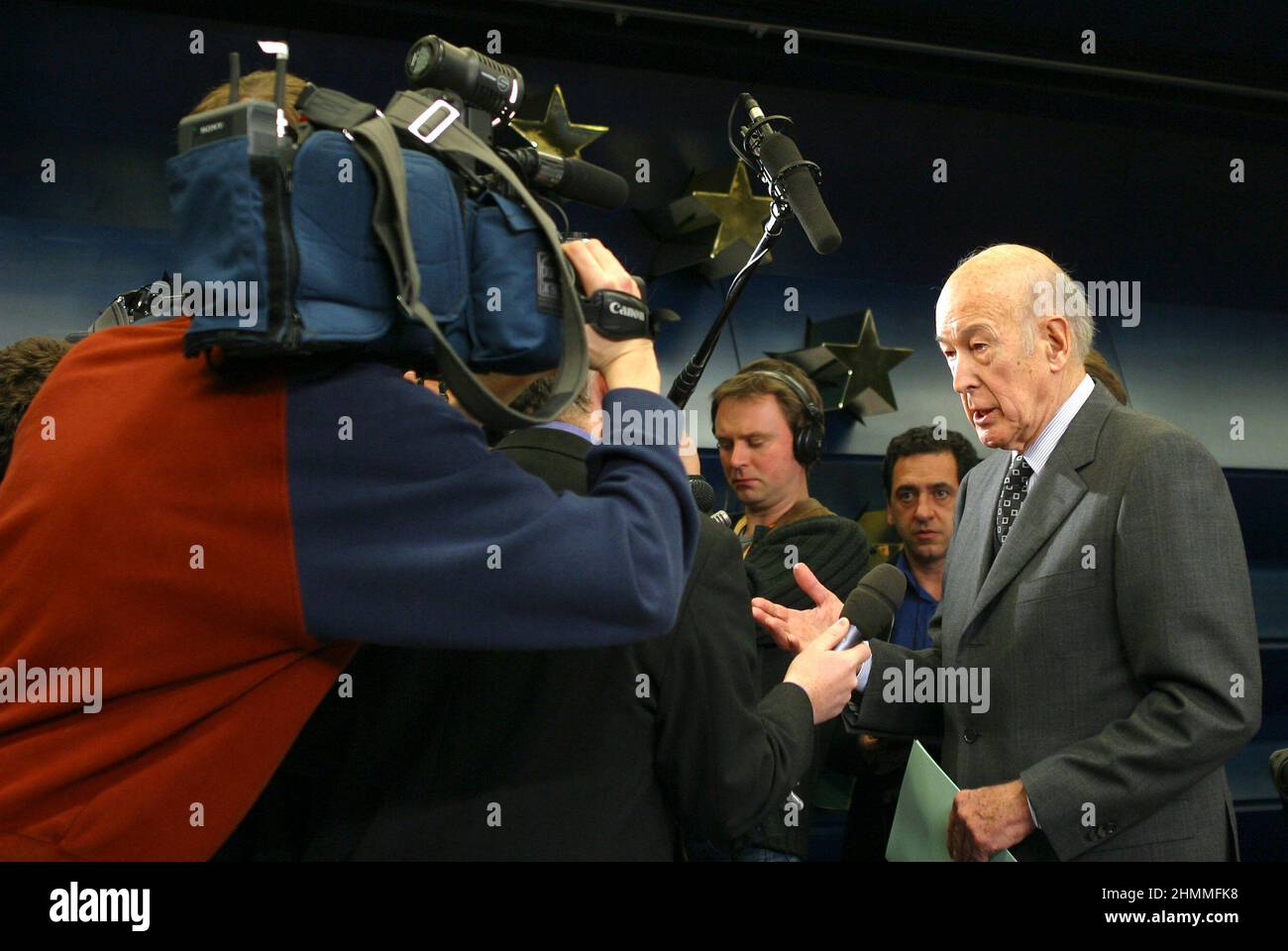 Belgique, Bruxelles, le 18 décembre 2003 : Valry Giscard d'Estaing, Président de la Convention européenne, assiste à une conférence de presse sur l'avenir de l'Europe et à un traité établissant une Constitution pour l'Europe Banque D'Images