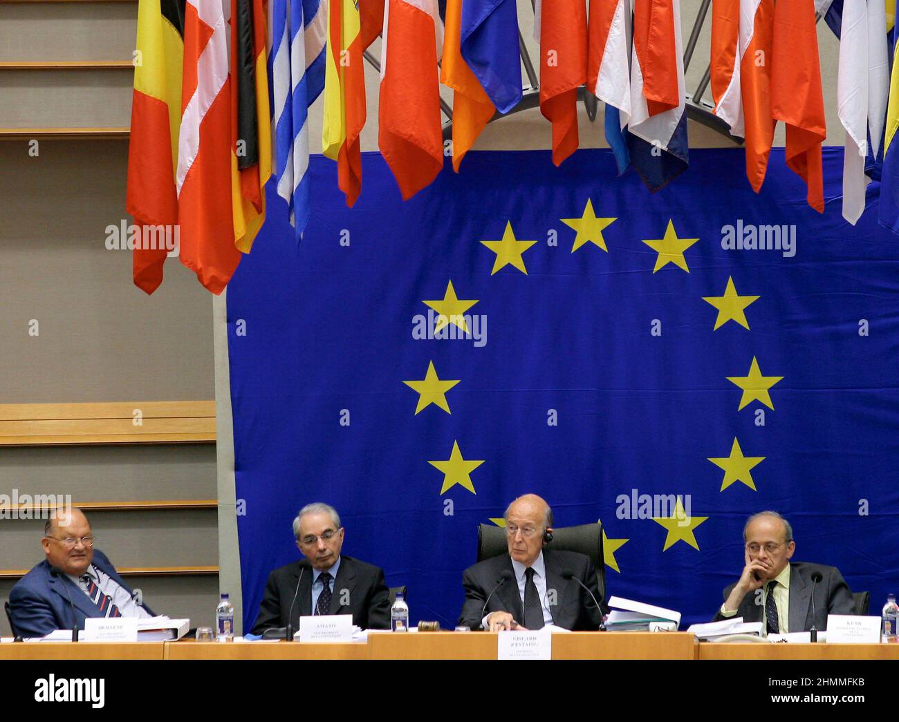 Belgique, Bruxelles, le 5 juin 2003: Valry Giscard d'Estaing, Président de la Convention européenne, assiste à une conférence sur l'avenir de l'Europe où un traité établissant une Constitution pour l'Europe doit être adopté. Valry Giscard d'Estaing, Président de la Convention européenne, avec Jean-Luc Dehaene, Guiliano Amato et Sir John Kerr Banque D'Images