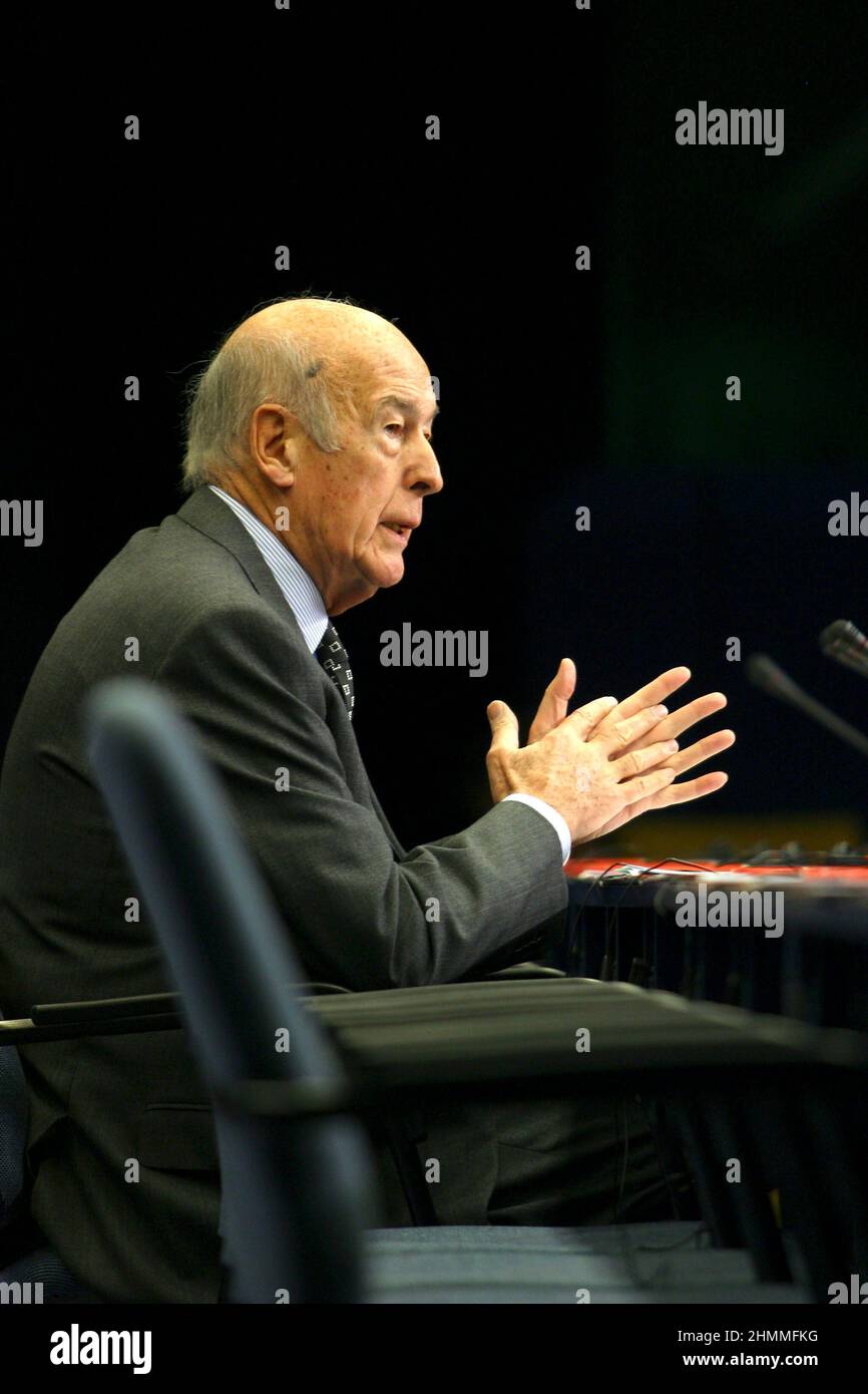 Belgique, Bruxelles, le 18 décembre 2003: Valry Giscard d'Estaing, Président de la Convention européenne, assiste à une conférence sur l'avenir de l'Europe où un traité établissant une Constitution pour l'Europe doit être adopté. Valry Giscard d'Estaing, Président de la Convention européenne Banque D'Images