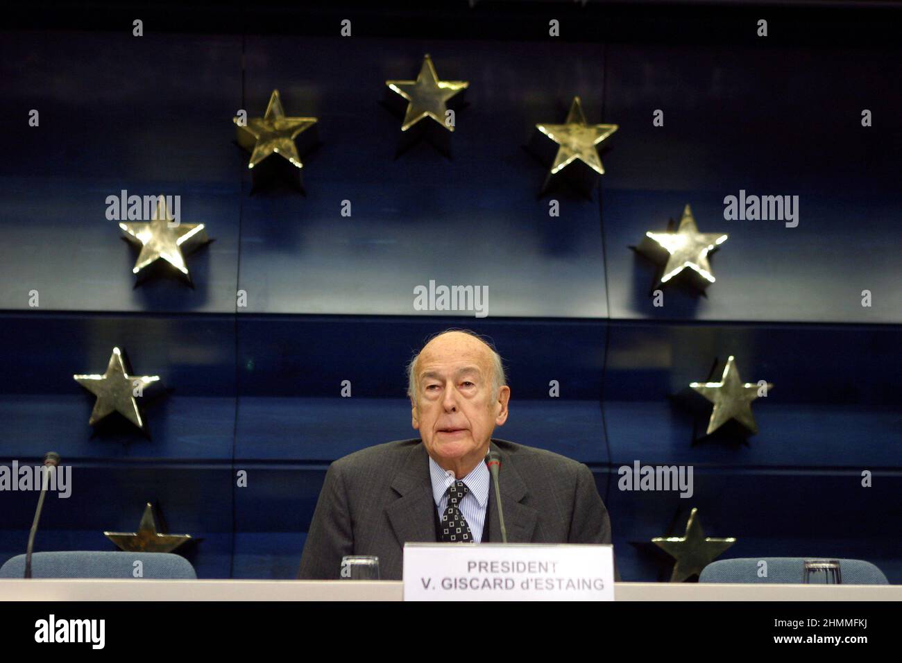 Belgique, Bruxelles, le 18 décembre 2003: Valry Giscard d'Estaing, Président de la Convention européenne, assiste à une conférence sur l'avenir de l'Europe où un traité établissant une Constitution pour l'Europe doit être adopté. Valry Giscard d'Estaing, Président de la Convention européenne Banque D'Images