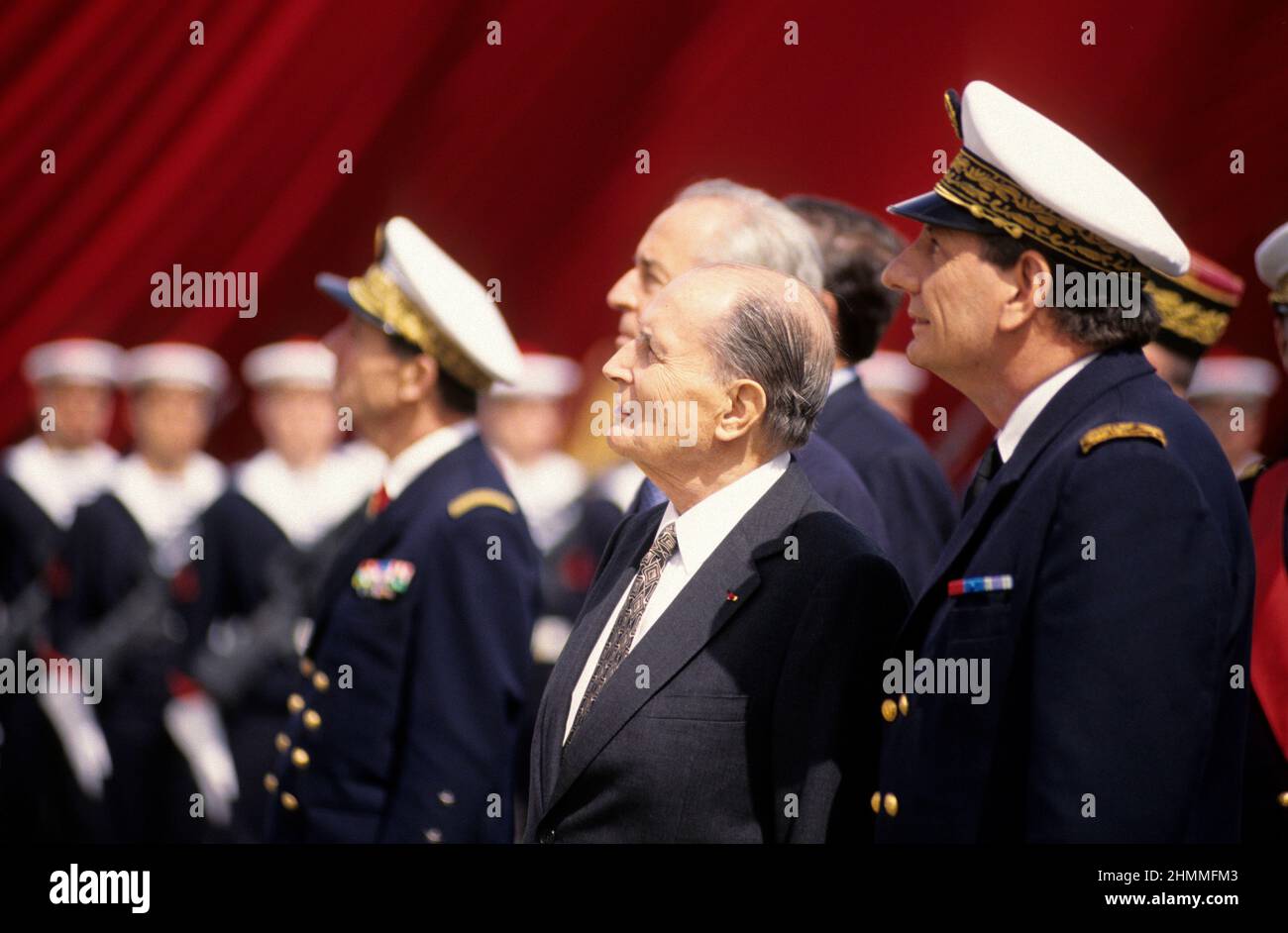 Président de la République française Franois Mitterrand inaugurant le porte-avions Charles de Gaulle à Brest le 7 mai 1994. Lancement du navire Banque D'Images