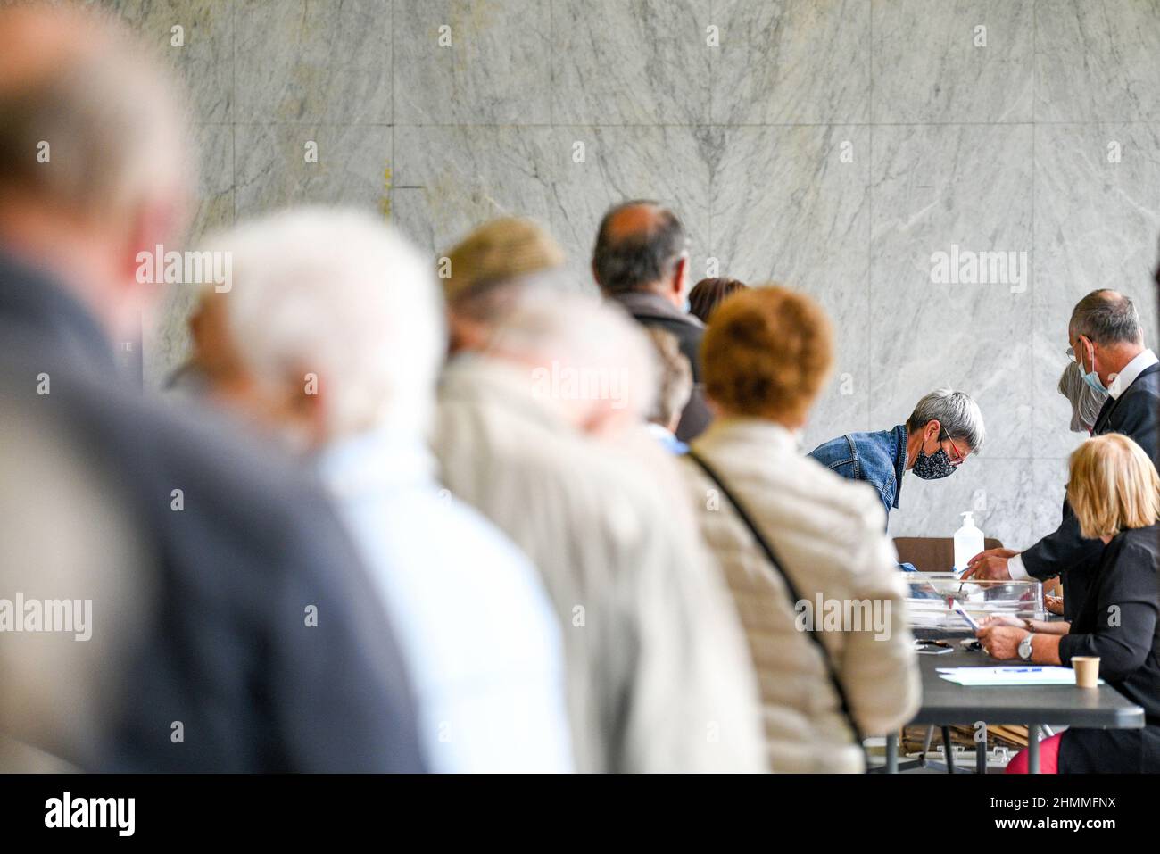 Illustration, élections départementales et régionales dans un bureau de vote de Dieppe (nord de la France) le 20 juin 2021 : file d'attente des électeurs, personnes âgées Banque D'Images