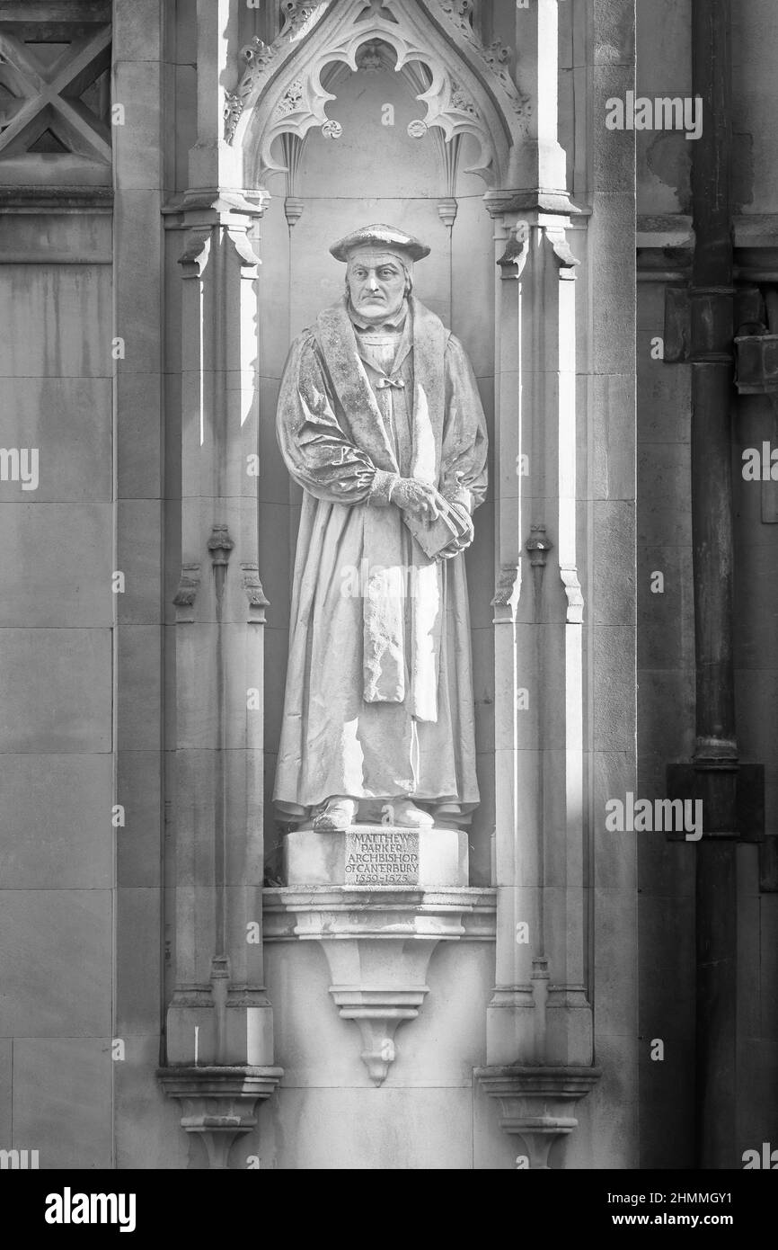 Statue à l'extérieur de la chapelle du collège Corpus Christi, université de Cambridge, Angleterre, de Matthew Parker, archevêque de Canterbury 1559-75. Banque D'Images