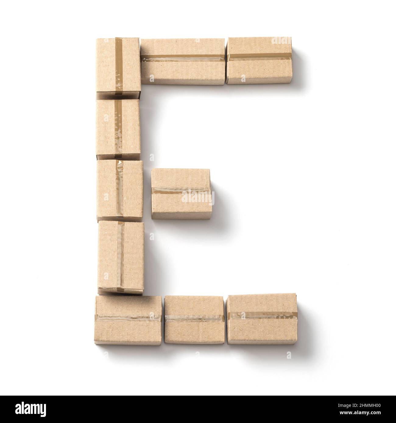 Lettre E. Alphabet des boîtes en carton pour livraison isolées sur fond blanc. Banque D'Images
