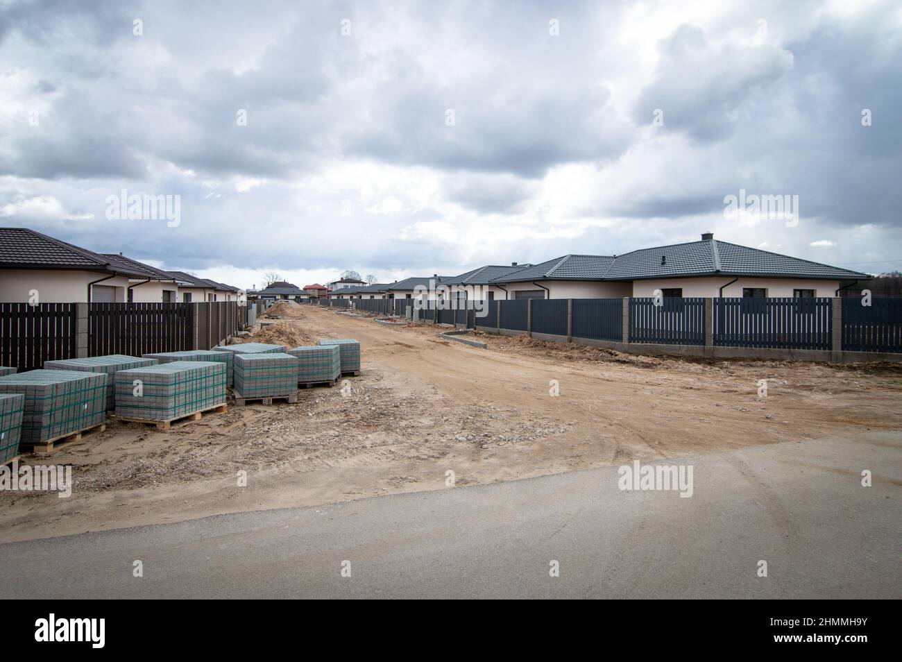 Travaux de construction dans un village résidentiel nouvellement construit Banque D'Images