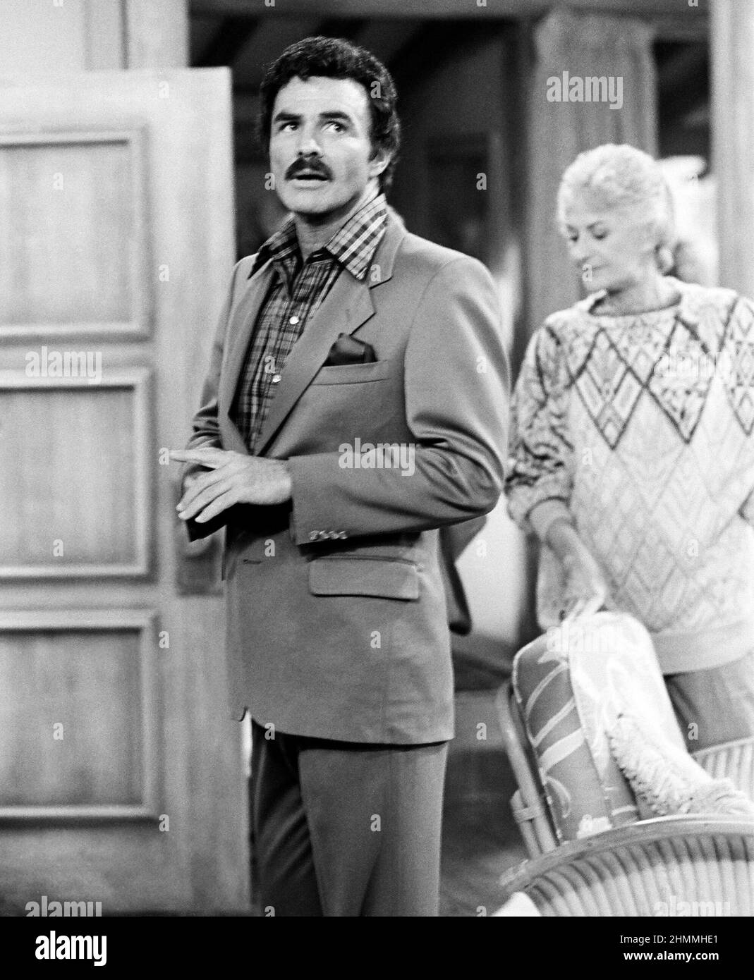BURT REYNOLDS et BEA ARTHUR dans THE GOLDEN GIRLS (1985), dirigé par SUSAN HARRIS. Crédit: TÉLÉVISION TOUCHSTONE / Album Banque D'Images