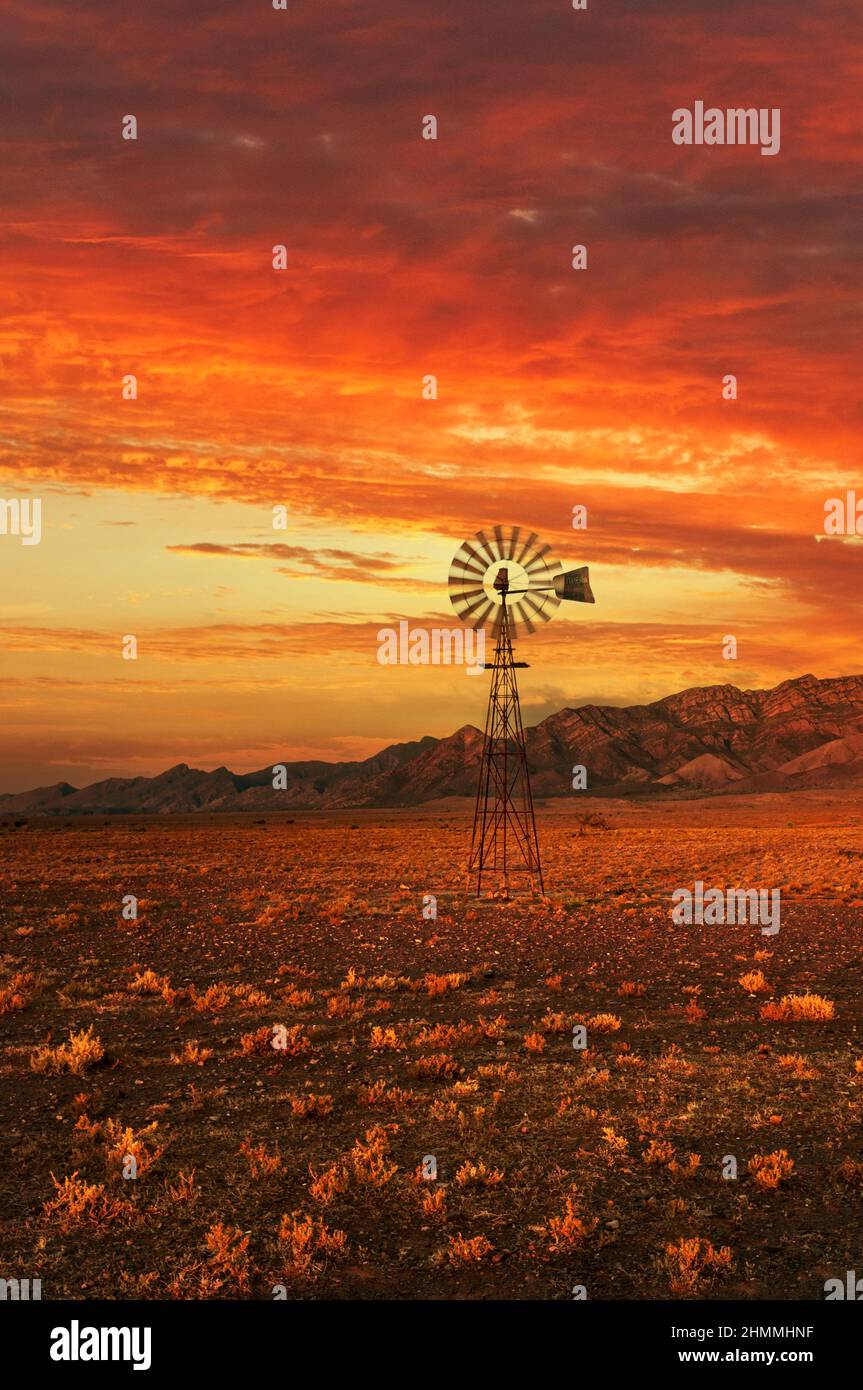 Célèbre moulin à vent australien au coucher du soleil dans les Flinders Ranges. Banque D'Images