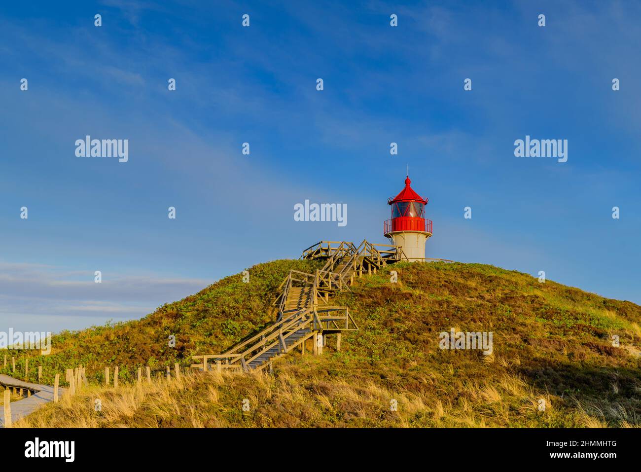 Escaliers menant à travers les dunes jusqu'au point d'orientation et de vue: phare comme feu de marque croisée au sud de Norddorf sur l'île d'Amrum, Nordfriesland, SC Banque D'Images