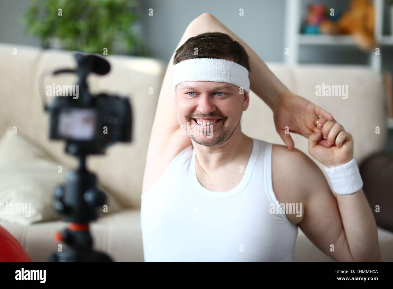 Homme souriant faisant des exercices de sport à la caméra Banque D'Images