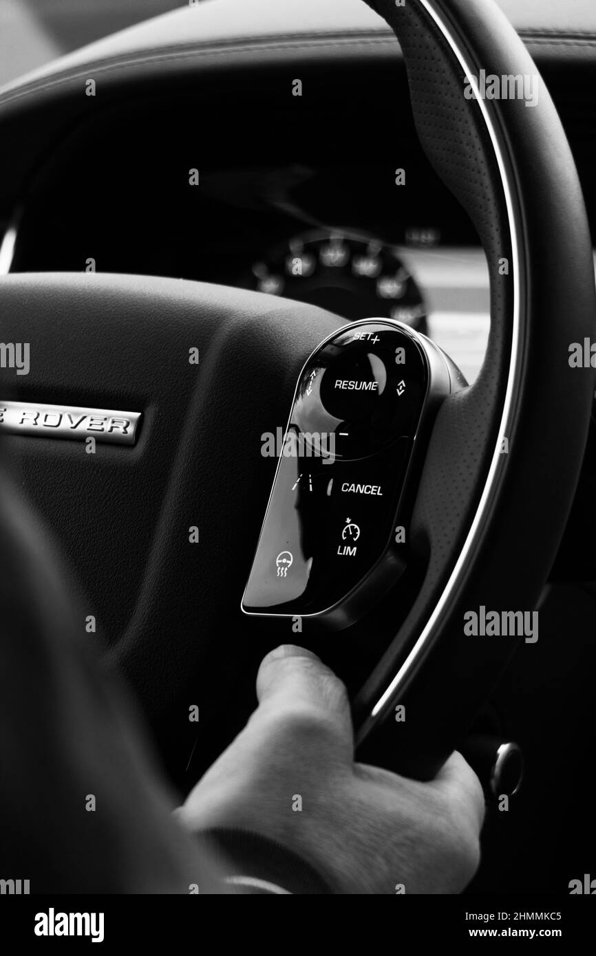 Gros plan des mains sur le volant dans une voiture Range rover. Banque D'Images