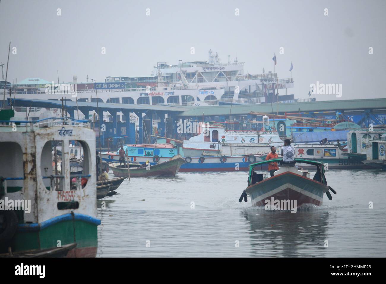 25 février 2020, Barisal, Bangladesh. Le port fluvial le plus achalandé. Banque D'Images