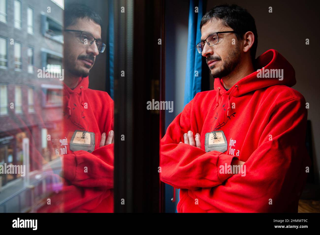 Nimègue, pays-Bas. 10th févr. 2022. Un homme est vu regarder par la fenêtre à la maison tout en portant un chandail chaud après avoir mis le chauffage vers le bas.la Journée chaude des chandails est organisée chaque année un vendredi en février par le 'Klimaatverbond Nederland' (Climate Association pays-Bas) qui est une association d'organisations publiques avec des ambitions dans le domaine de la durabilité et du changement climatique. Il s'agit d'une action nationale sur le climat qui consiste à ce que tous les participants s'engagent à baisser le chauffage dans leurs foyers, leurs bureaux et leur lieu de travail, ou dans leurs salles de classe. Au lieu de chauffer l'espace, le Banque D'Images