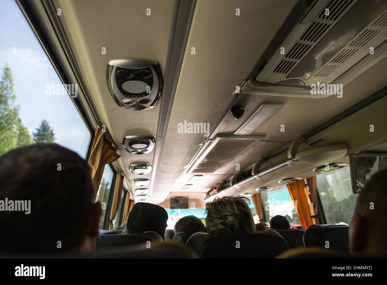 Rangée du système de climatisation dans le bus navette, faisant de l'air  frais tout à l'intérieur du bus, mise au point douce Photo Stock - Alamy