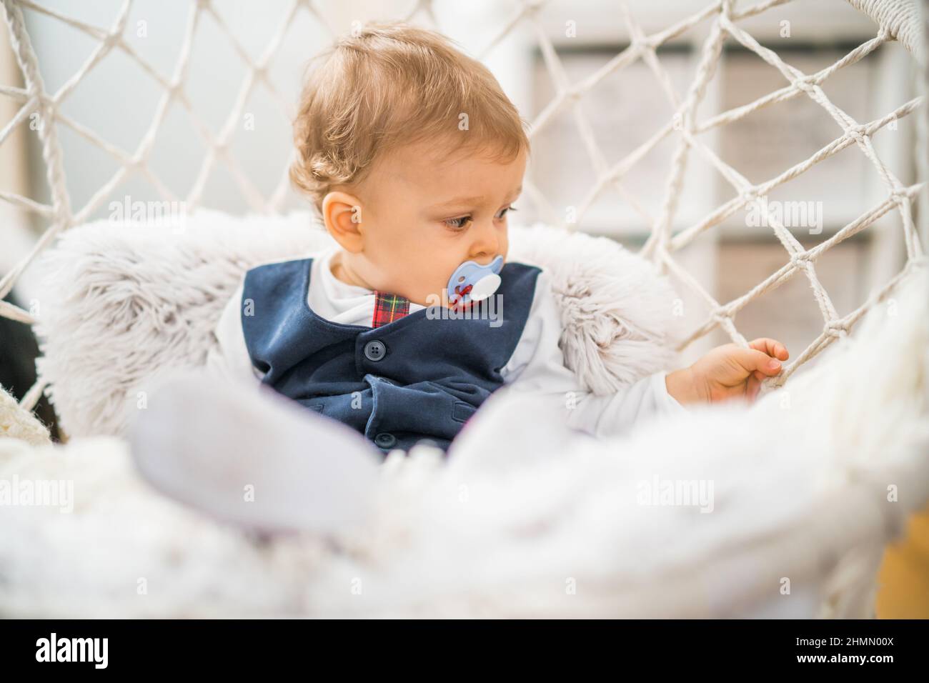 Image De Bebe Mignon Garcon Avec Sucette Assis Photo Stock Alamy