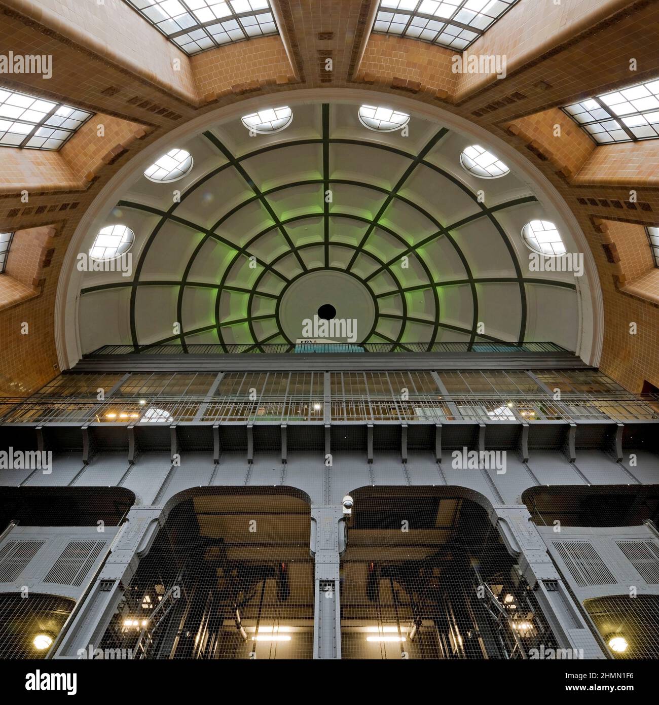 Vue du dôme et des cages du nord depuis le fond du tunnel, Alter Elbtunnel, Allemagne, Hambourg Banque D'Images