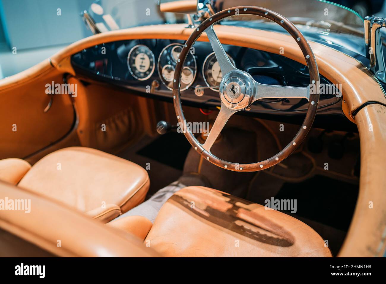 Modène, Italie - 14 juillet 2021: Ferrari 166mm 1948 cockpit ancienne course cabrio coupé voiture sportive italienne voiture sportive de haute performance au Museo Casa Enzo Ferr Banque D'Images