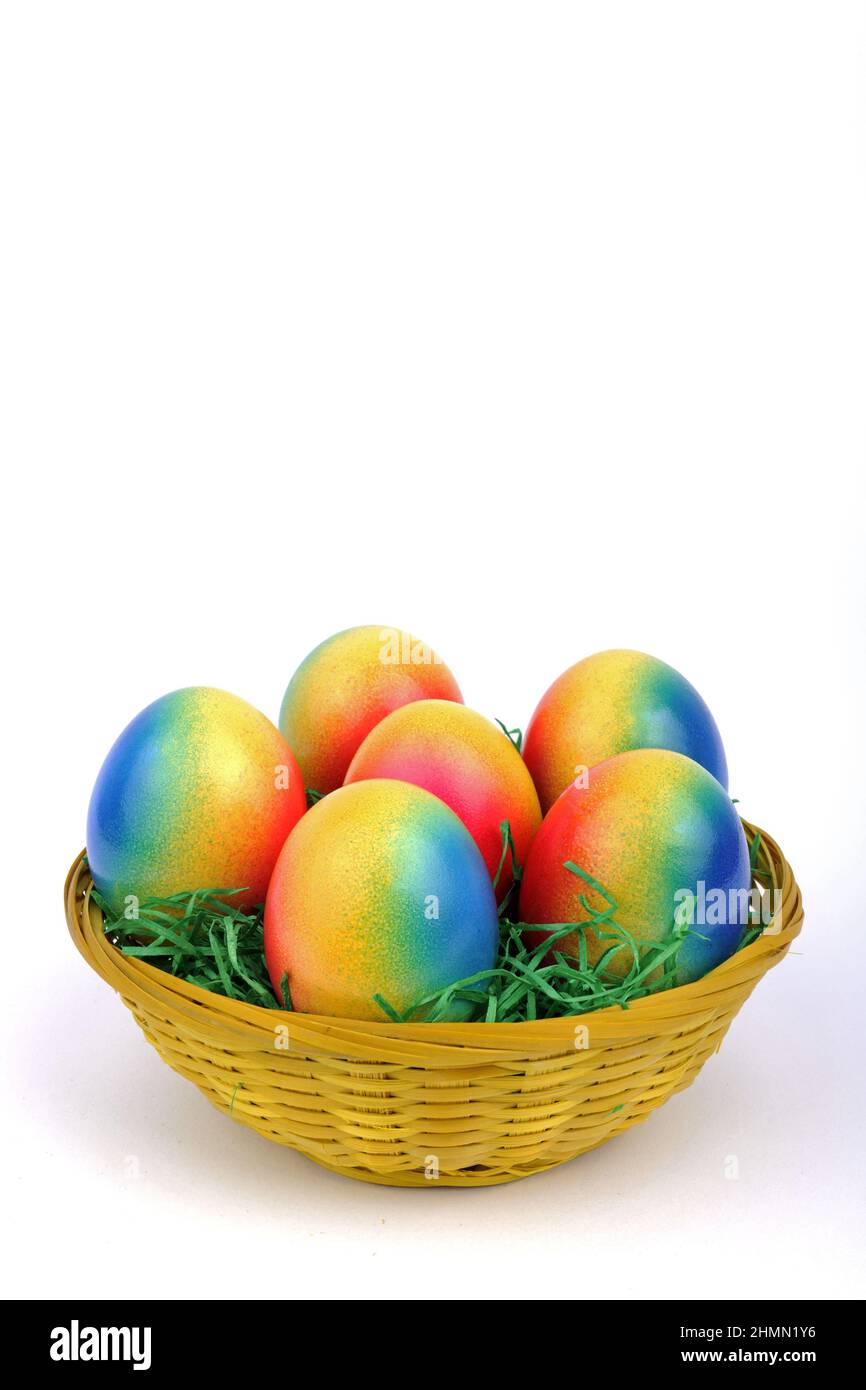 Œufs de Pâques colorés dans un panier Banque D'Images