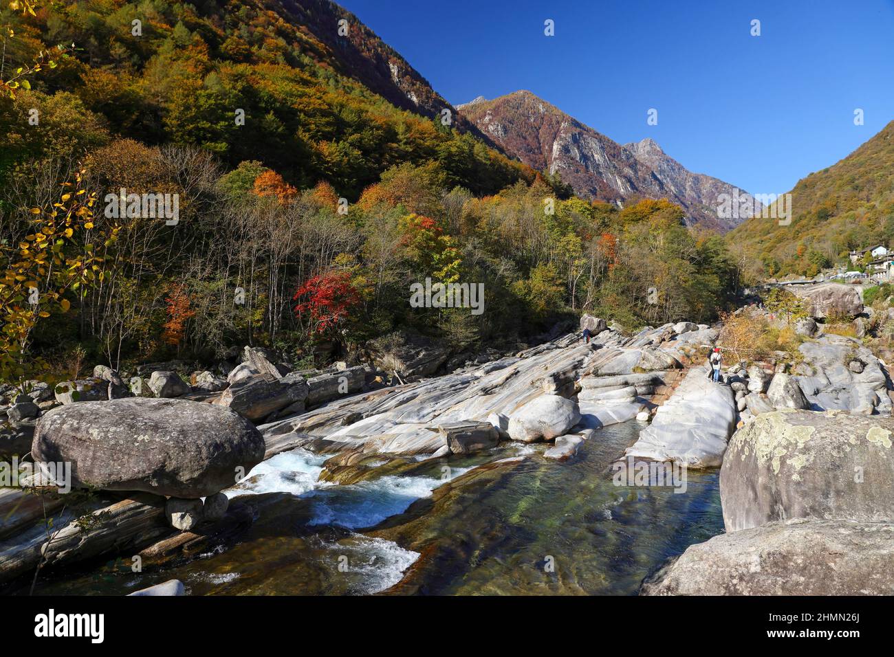 Rochers et falaises dans la rivière dans la Valle Verzasca, Suisse, Tessin, Lastezzo Banque D'Images