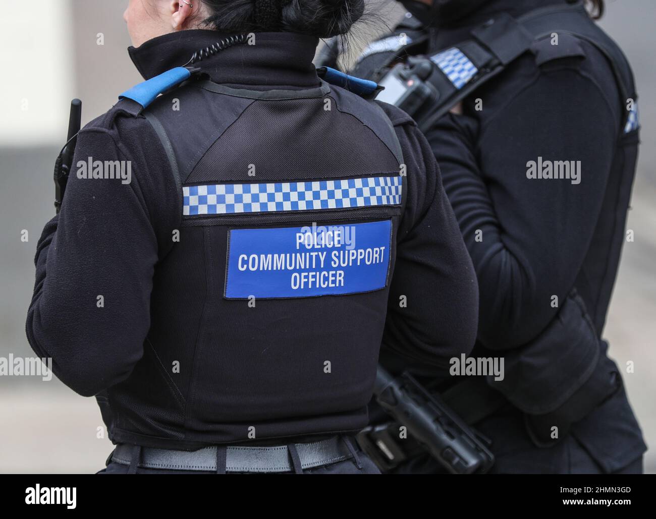 Femme PCSO et officier de police en service à Winchester, Hampshire, Royaume-Uni Banque D'Images