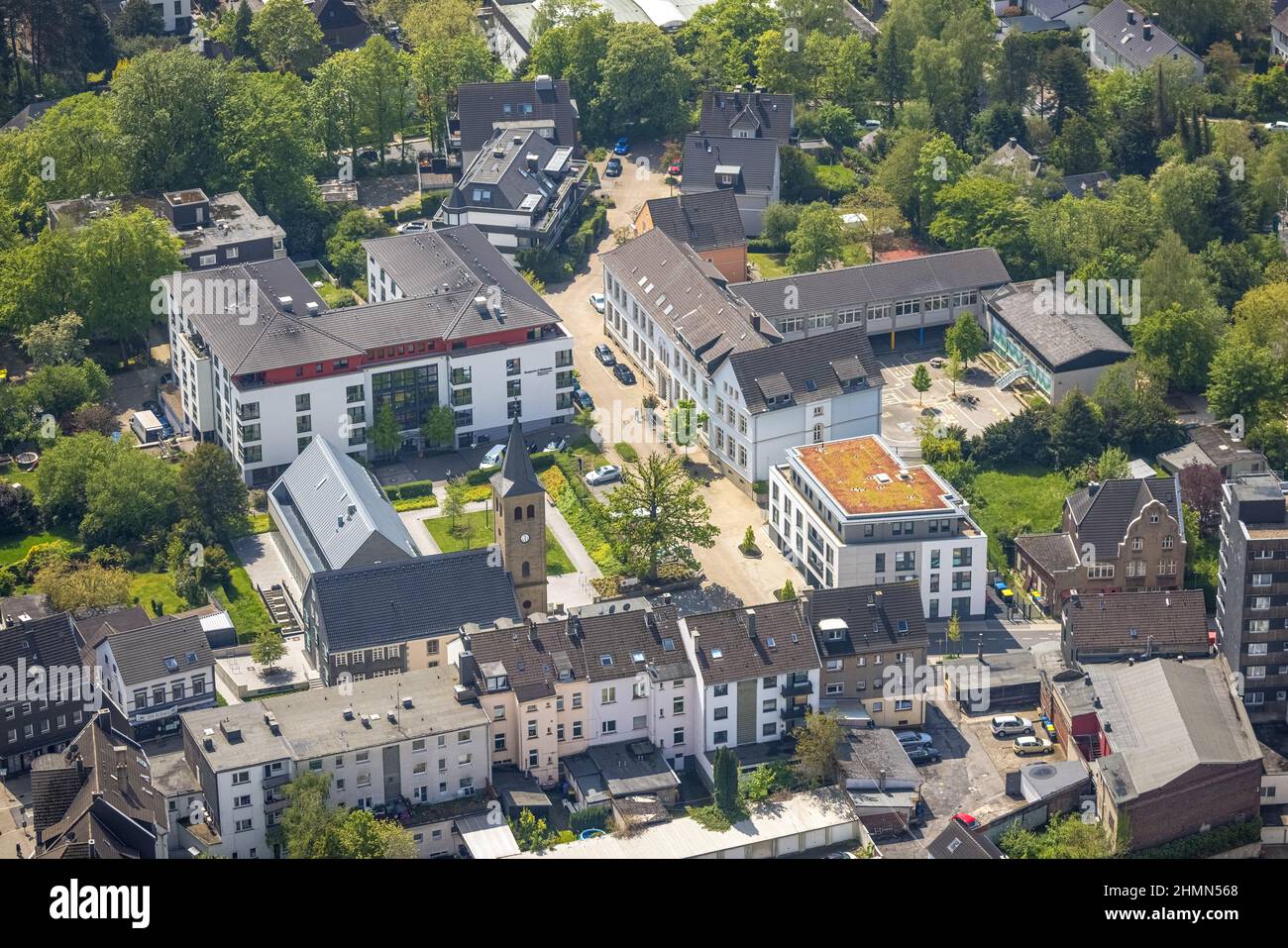 Vue aérienne, école primaire Schulstraße et ancienne église luthérienne, Leubeck, Heiligenhaus, région de la Ruhr, Rhénanie-du-Nord-Westphalie, Allemagne, lieu de culte, Banque D'Images