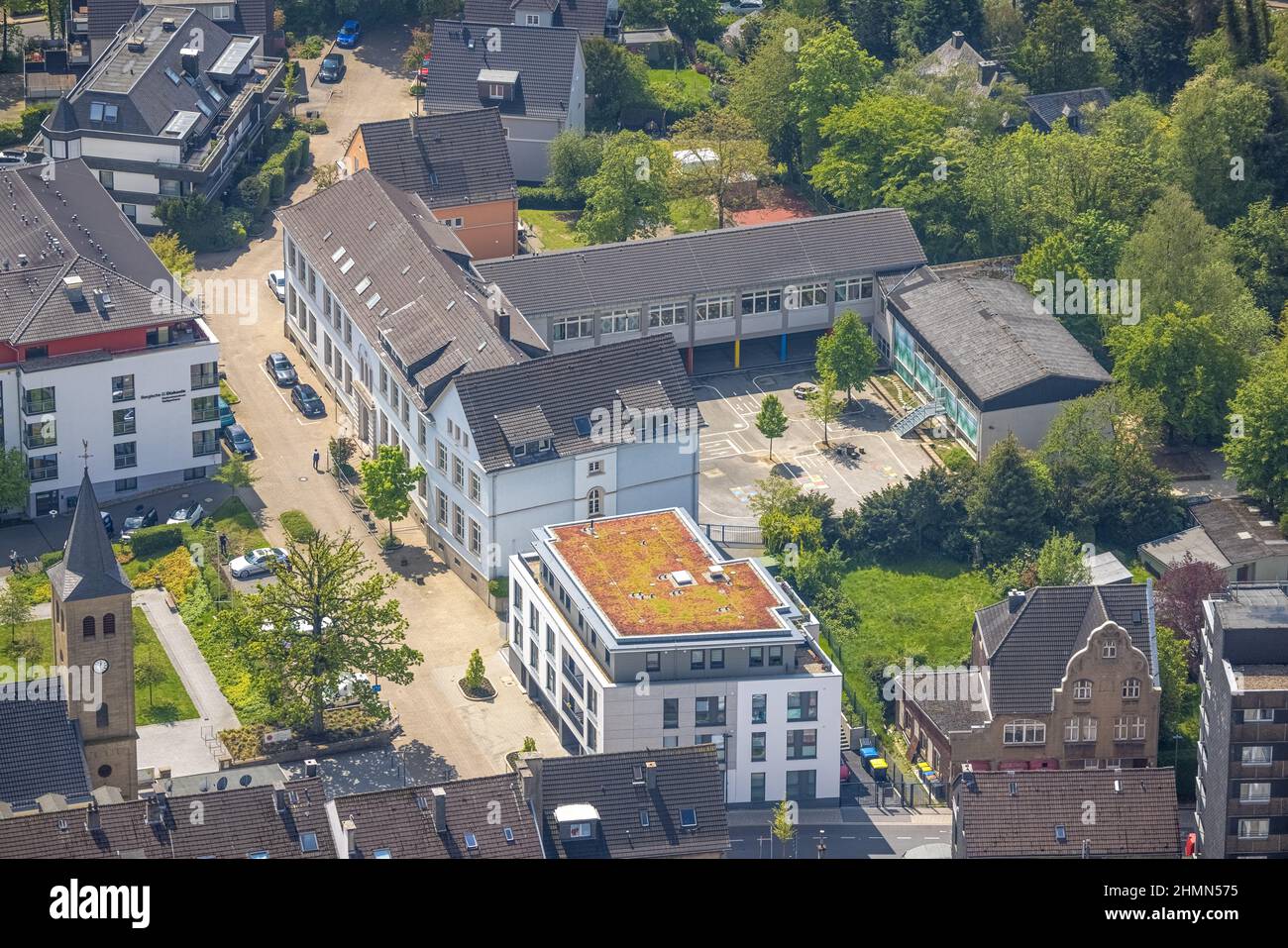 Vue aérienne, école primaire Schulstraße et ancienne église luthérienne, Leubeck, Heiligenhaus, région de la Ruhr, Rhénanie-du-Nord-Westphalie, Allemagne, lieu de culte, Banque D'Images